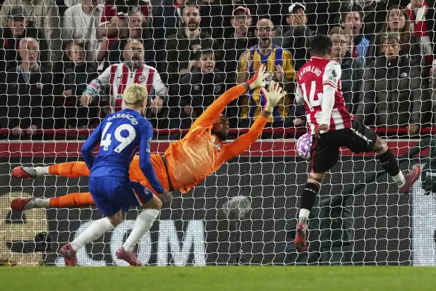  كارفاليو لحظة تسجيله هدف التعادل لبرينتفورد (أ.ب)