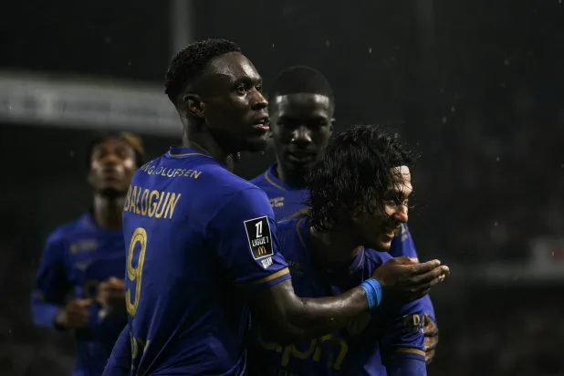 لاعبو موناكو يحتفلون بأحد أهدافهم في المباراة (أ.ف.ب)