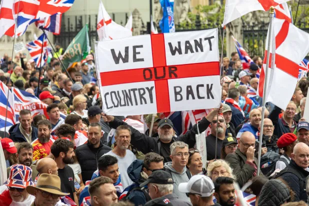 مناهضون للهجرة خلال مسيرة في لندن أمس (إ.ب.أ)