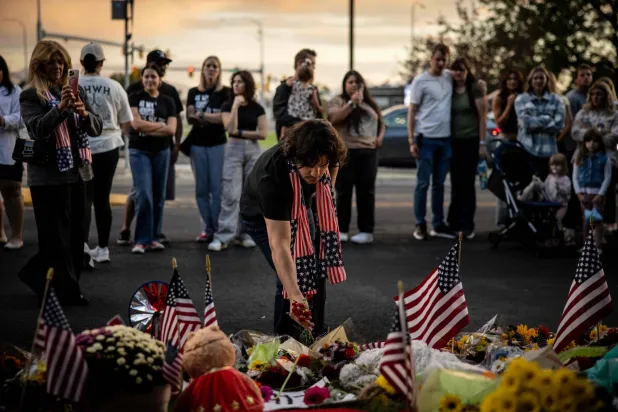 وضع المُعزّون أكاليل الزهور أمام نصب تذكاري للناشط السياسي تشارلي كيرك في حَرم جامعة وادي يوتاه في أوريم بيوتاه (أ.ف.ب)