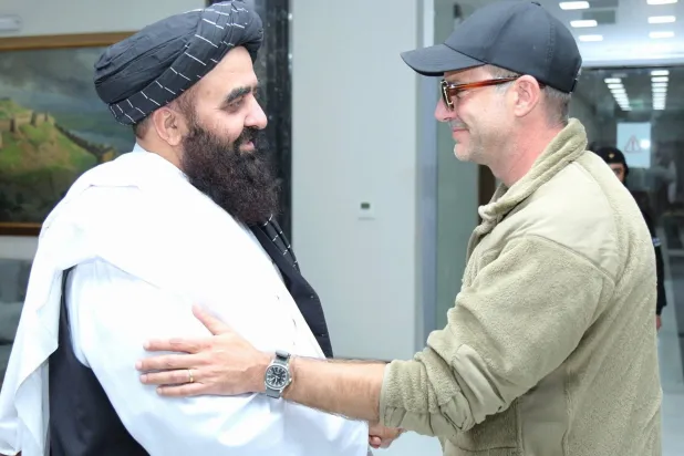 وزير خارجية «طالبان» أمير خان متقي يلتقي آدم بولر المبعوث الخاص للرئيس الأميركي دونالد ترمب لشؤون الرهائن في كابل بأفغانستان 13 سبتمبر 2025 (رويترز)