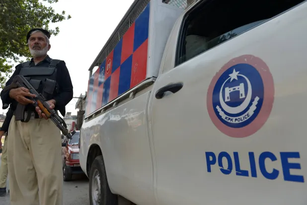 يقف مسؤول أمني باكستاني حارساً عند نقطة تفتيش حيث تم تشديد الأمن بعد مقتل 12 جندياً بالقرب من الحدود الباكستانية الأفغانية في بيشاور- مقاطعة خيبر باختونخوا باكستان، 13 سبتمبر الحالي (إ.ب.أ)