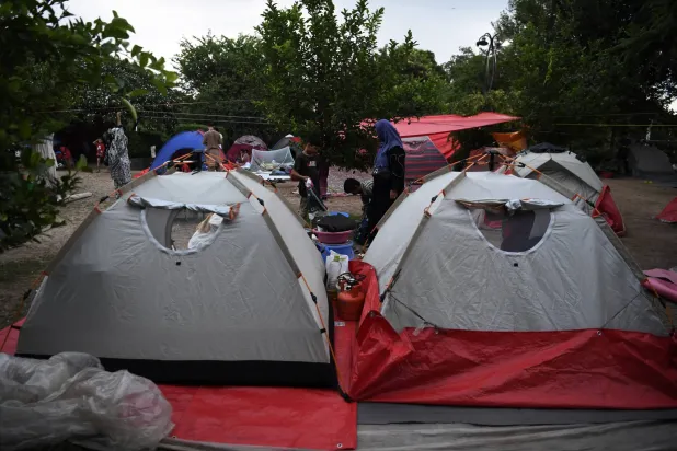 لاجئون أفغان يحتمون في حديقة بعد نزوحهم في ظل حملة ترحيل تستهدف اللاجئين الأفغان المسجلين في إسلام آباد بباكستان في 12 سبتمبر 2025 (إ.ب.أ)