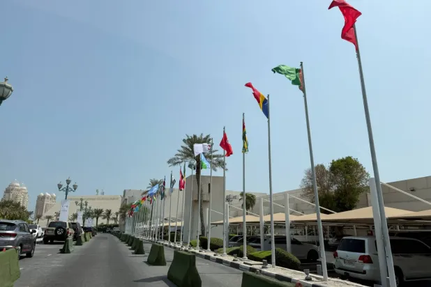 Katar’ın başkenti Doha'daki Sheraton Oteli olağanüstü zirveye ev sahipliği yapmaya hazırlanırken, otelin önünde İslam ülkelerinin bayrakları dalgalanıyor. (Reuters)