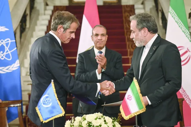 عباس عراقجي يصافح رافاييل غروسي في القاهرة يوم 9 سبتمبر ويتوسطهما وزير الخارجية المصري بدر عبد العاطي (د.ب.أ)