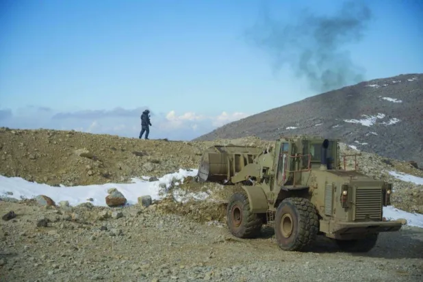 قوات إسرائيلية تنشط بمنطقة جبل الشيخ في سوريا يوم 9 ديسمبر 2024 وهو اليوم التالي لسقوط نظام الأسد (رويترز)