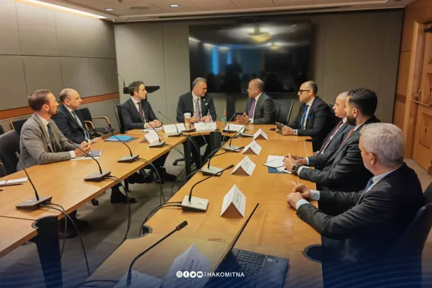 مسعد بولس مستشار الرئيس الأميركي لشؤون الشرق الأوسط مجتمعاً مع وفد من «الوحدة» في واشنطن الأسبوع الماضي (الوحدة)
