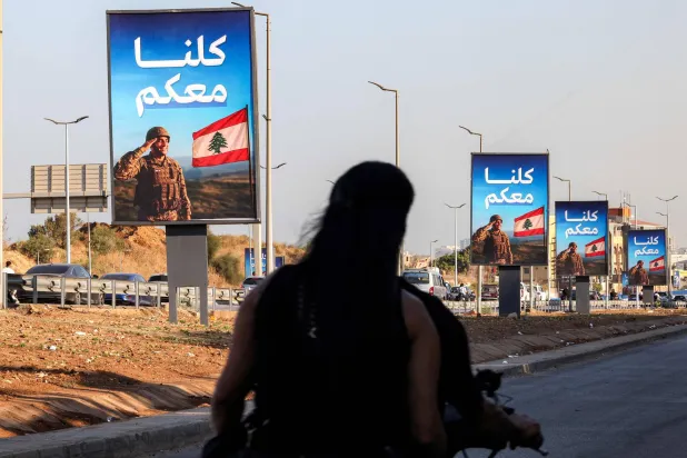 لافتات داعمة للجيش اللبناني مثبتة على طريق مطار رفيق الحريري في بيروت (أ.ف.ب)