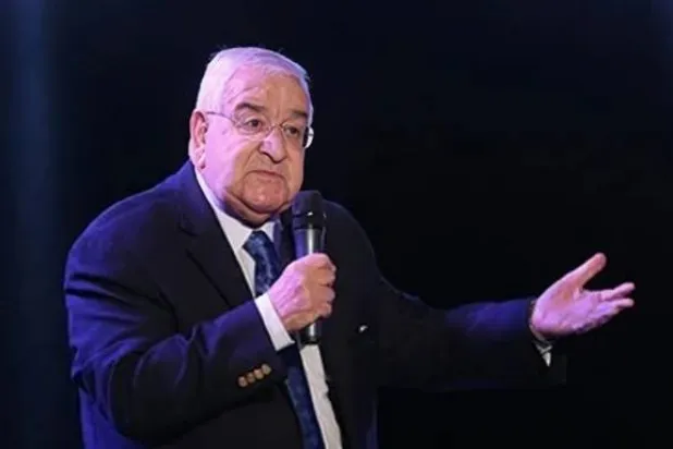 محمد عبد العزيز في إحدى الفعاليات الفنية (يوتيوب)