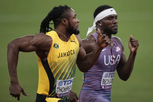 شق طومسون وبيدناريك طريقهما إلى نهائي سباق 100م (أ.ب) 