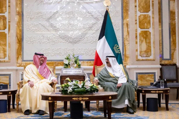 أمير دولة الكويت يستقبل وزير الداخلية السعودي في قصر بيان الأحد (واس)