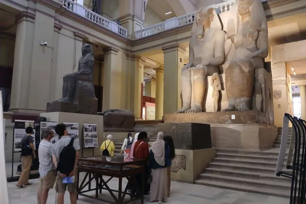 تمثال مهيب للملك أمنحتب الثالث وزوجته الملكة تي في المتحف المصري (الشرق الأوسط)