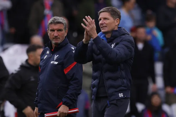 أوليفر غلاسنر مدرب كريستال بالاس (رويترز)