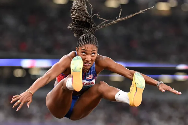 الأميركية تارا ديفيز-وودهول بطلة الوثب الطويل في طوكيو (أ.ف.ب)