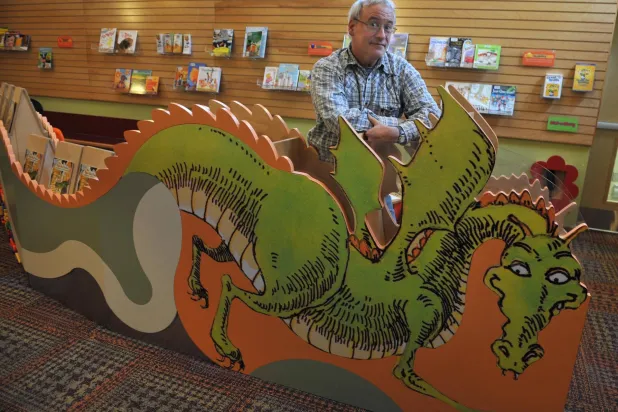 روبرت مانش في مكتبة «دافيرين سانت كلير» يروّج ليوم الأسرة لمحو الأمية (غيتي)