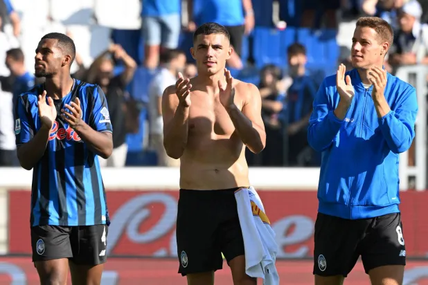 فرحة لاعبي أتالانتا بالفوز الكبير على ليتشي (رويترز)