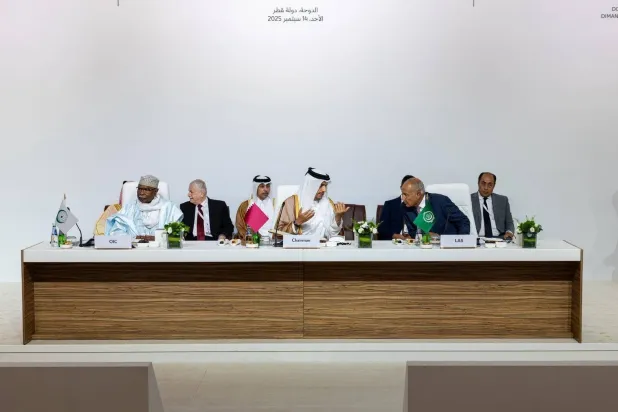 الشيخ محمد بن عبد الرحمن وأحمد أبو الغيط وحسين طه خلال اجتماع وزراء خارجية القمة الاستثنائية المشتركة في الدوحة (مكتب وزير الخارجية التركي)