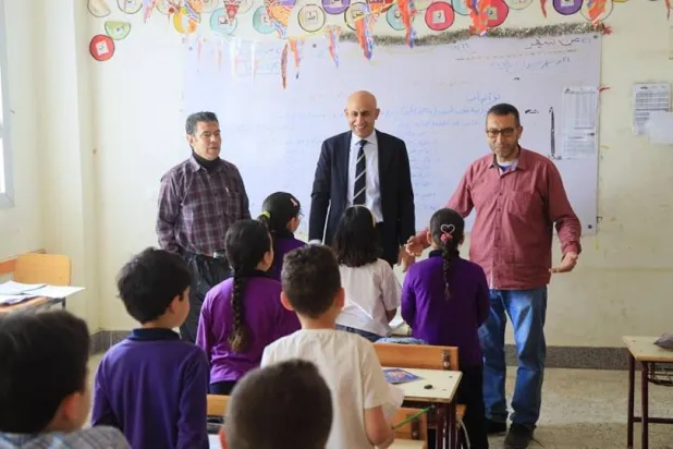وزير التربية والتعليم خلال زيارة إحدى المدارس العام الماضي (وزارة التربية والتعليم المصرية)