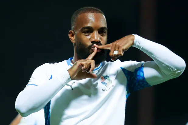 لاكازيت يحتفل بهدفه الثاني في شباك ضمك (تصوير: علي خمج)