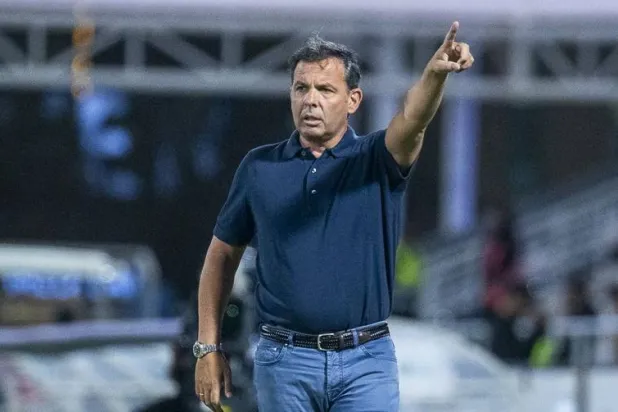 الإسباني خافيير كاليخا المدير الفني لفريق الرياض (تصوير: سعد الدوسري) 