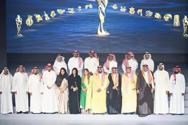 الأمير بدر بن عبد الله بن فرحان يتوسط الفائزين بالجوائز الثقافية الوطنية في دورتها الخامسة (تصوير: بشير صالح)