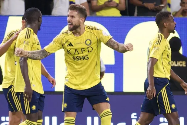 مارتينيز محتفلاً بهدفه في مرمى الخلود (تصوير: نايف العتيبي)