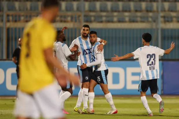 فرحة لاعبي بيراميدز بالفوز على أوكلاند سيتي (رويترز) 