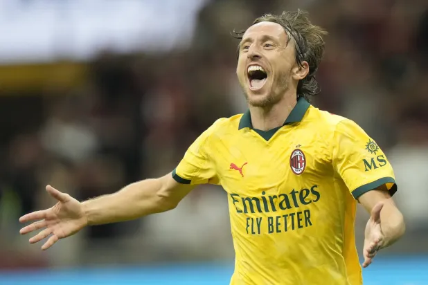 لوكا مودريتش يحتفل بهدفه في مرمى بولونيا (أ.ب)