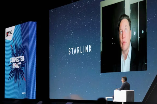 إيلون ماسك يتحدث عبر شبكة «ستارلينك» على شاشة خلال مؤتمر للتكنولوجيا (أرشيفية - رويترز)