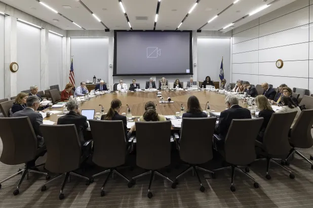 اجتماع سابق للسوق الفيدرالية المفتوحة التي يرأسها باول (الاحتياطي الفيدرالي)