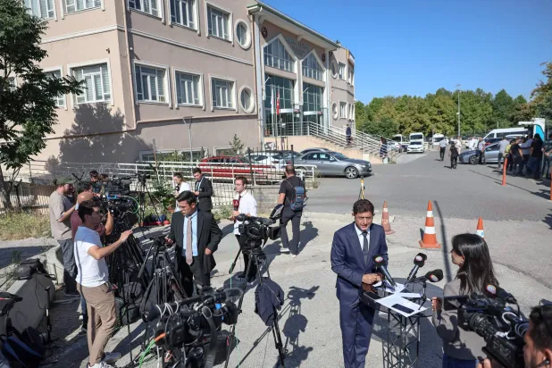 الصحافيون ينتظرون خارج المحكمة في أنقرة التي تبحث إقالة زعيم المعارضة الرئيسي وإلغاء مؤتمر حزبه (أ.ف.ب)