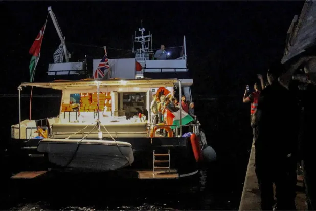 ناشطون على متن اليخت «ألما» الذي يرفع العَلم البريطاني وهو جزء من الأسطول الدولي المتجه إلى غزة مغادراً ميناء بنزرت شمال تونس فجر الاثنين (أ.ف.ب)
