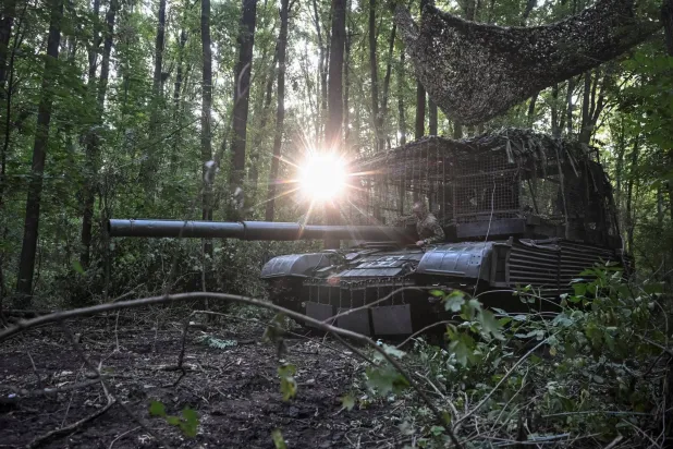 دبابة أوكرانية قرب خطوط القتال ضد روسيا في إقليم دونيتسك يوم 3 سبتمبر الحالي (رويترز)