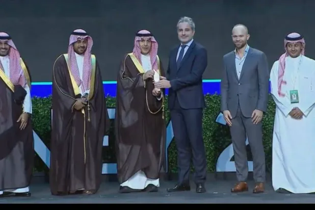 محافظ البنك المركزي السعودي يسلِّم مسؤولي «غوغل باي» رخصة ممارسة الأعمال في المملكة (الشرق الأوسط)