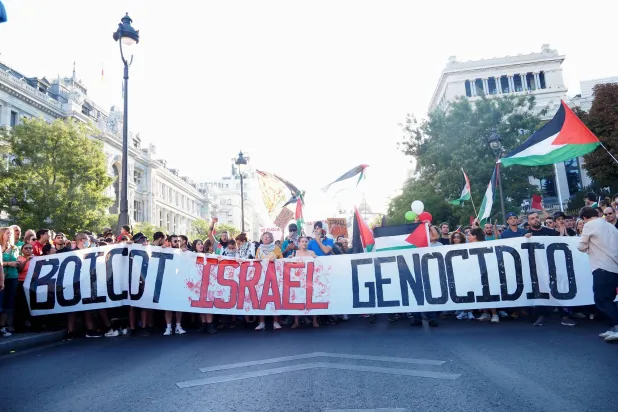 نزل آلاف المتظاهرين المؤيدين للفلسطينيين إلى الشوارع احتجاجاً على مشاركة الفريق الإسرائيلي في سباق الدراجات الهوائية «لا فويلتا» وسيطروا على مسار السباق وأغلقوه مما أدى إلى إلغاء الحدث (د.ب.أ)