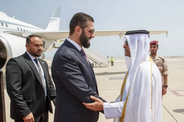 الرئيس السوري أحمد الشرع لدى وصوله إلى الدوحة للمشاركة في القمة (قنا)