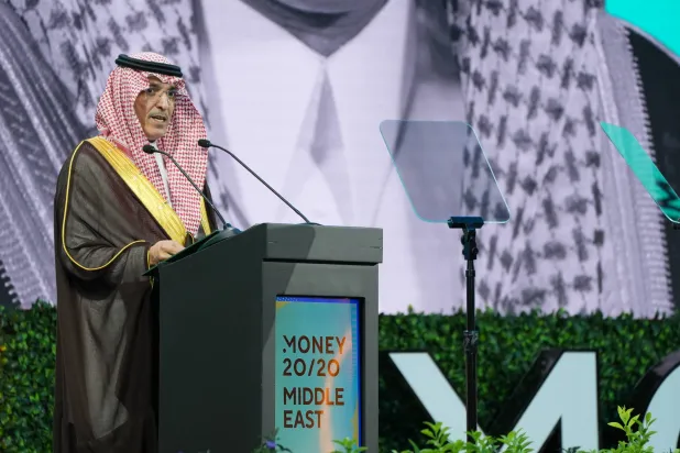 وزير المالية متحدثاً للحضور مع انطلاق أعمال مؤتمر «موني 20/20» (الشرق الأوسط)