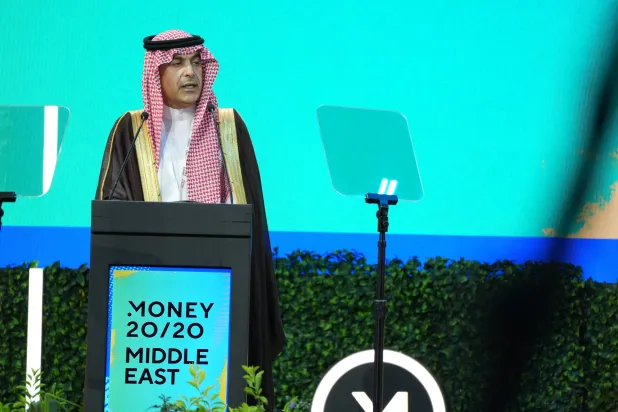 السياري متحدثاً للحضور في «مؤتمر موني 20/20» (الشرق الأوسط)