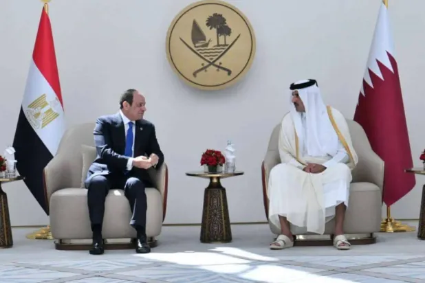 أمير دولة قطر تميم بن حمد آل ثاني يستقبل الرئيس المصري عبد الفتاح السيسي بمطار حمد الدولي في الدوحة إبريل الماضي (الرئاسة المصرية)
