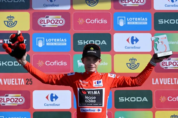 فينغارد يحتفل بتتويجه (أ.ف.ب)