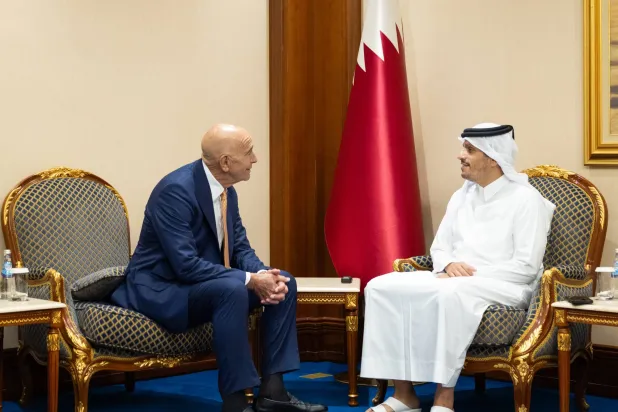 رئيس مجلس الوزراء وزير الخارجية القطري لدى لقائه المبعوث الأميركي الخاص إلى سوريا الذي يزور قطر حالياً (الخارجية القطرية)