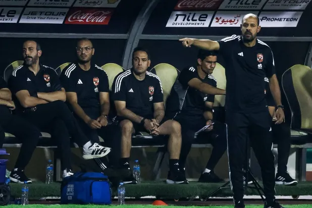 عماد النحاس القائم بأعمال المدير الفني للأهلي يوجه لاعبي فريقه خلال مواجهة إنبي (حساب الأهلي على فيسبوك)