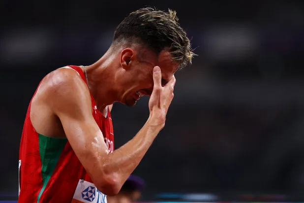 البقالي يبكي بعد حصوله على المركز الثاني في نهائي سباق 3000م (رويترز)