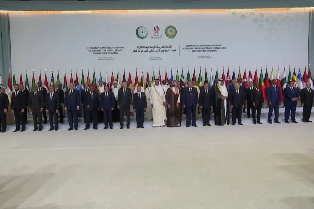 صور تذكارية للقادة المشاركين في قمة الدوحة (رويترز)