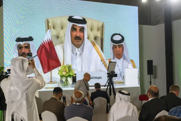 الشيخ تميم بن حمد يتحدث في افتتاح أعمال القمة العربية - الإسلامية الطارئة في الدوحة (إ.ب.أ)