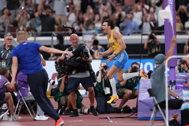دوبلانتيس يجري فرحاً بعد تحطيمه الرقم القياسي العالمي في القفز بالزانة للمرة الـ14 بقفزة بلغت 6.30م (رويترز)