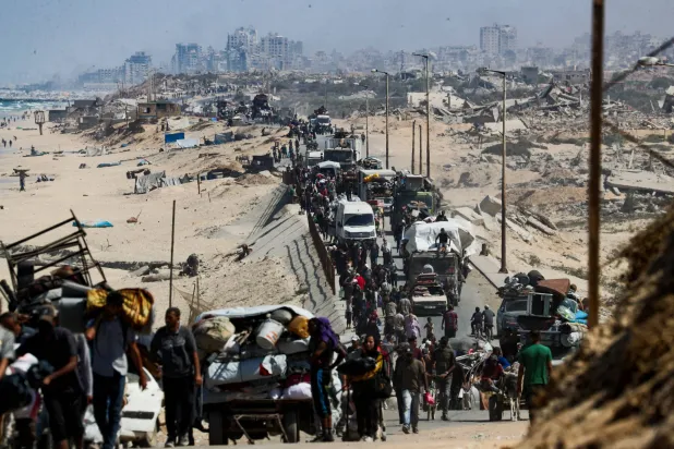 نازحون من شمال غزة يتحركون يوم الاثنين صوب الجنوب بعد قصف وأوامر بإخلاء مدينة غزة (رويترز)