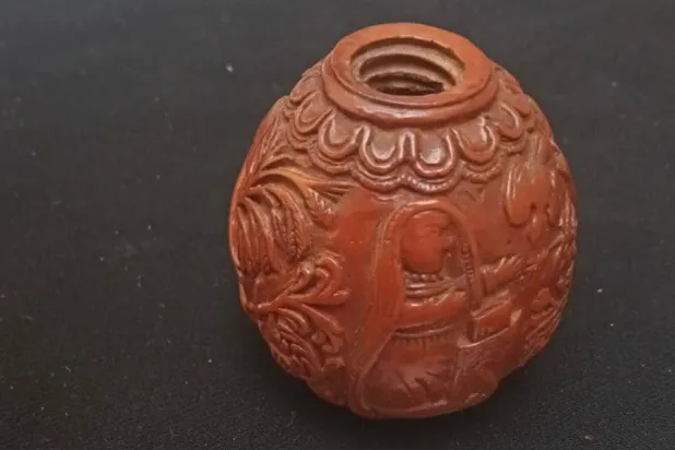 قنينة تحمل زخارف نباتية في المعرض الأثري المؤقت (وزارة السياحة والآثار)