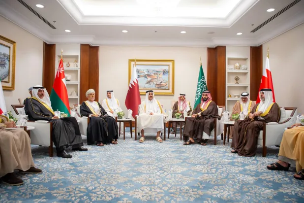 أمير قطر الشيخ تميم بن حمد آل ثاني وولي العهد السعودي الأمير محمد بن سلمان ومسؤولون من دول مجلس التعاون الخليجي خلال اجتماعهم في الدوحة (رويترز)