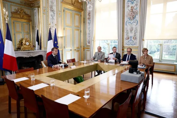 الرئيس الفرنسي إيمانويل ماكرون خلال الاتصال المرئي مع القادة (رويترز)